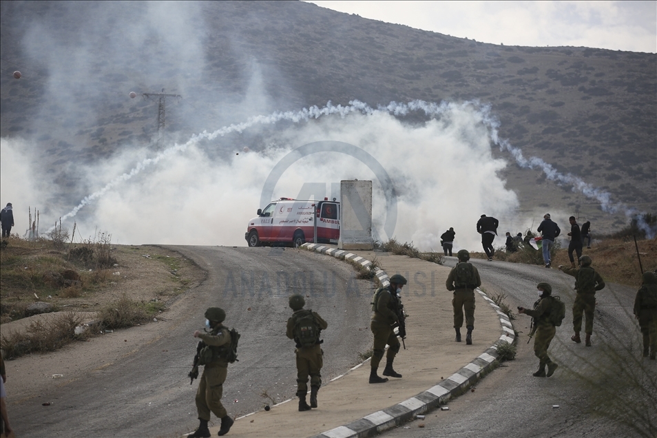 Ushtarët izraelitë përpiqen të marrin me forcë palestinezin e plagosur
