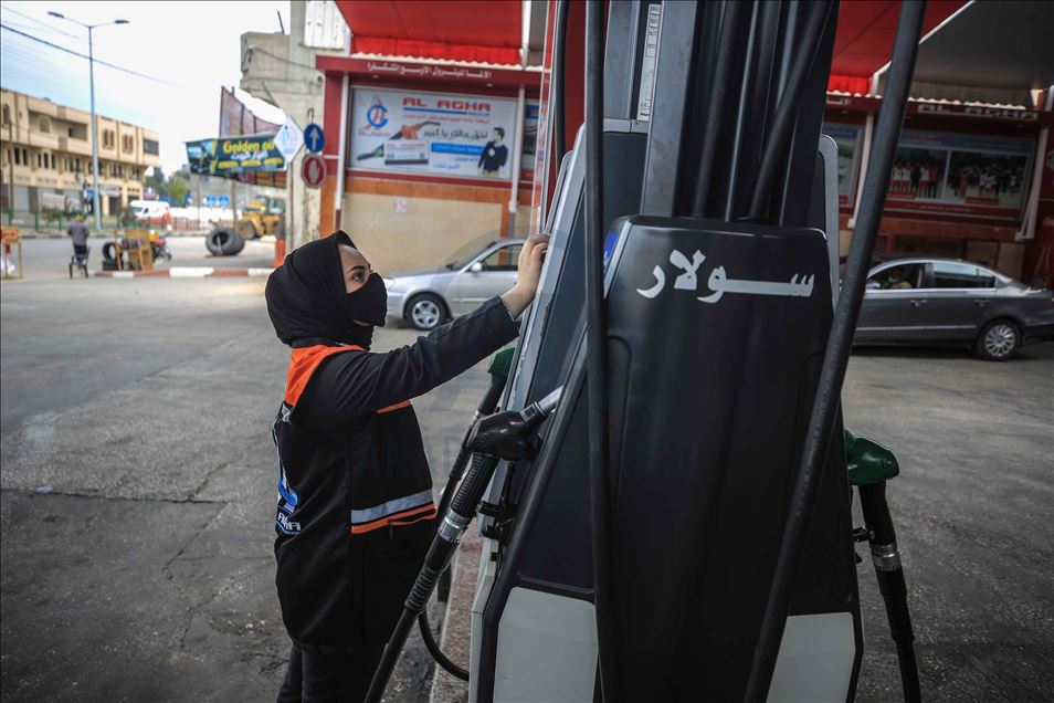 لكسر الصورة النمطية.."سلمى" تعمل بمحطة "وقود"