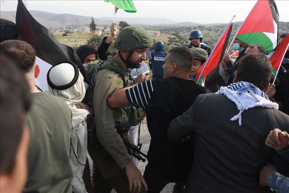 Израильские военные применили силу против раненого палестинца в машине скорой помощи