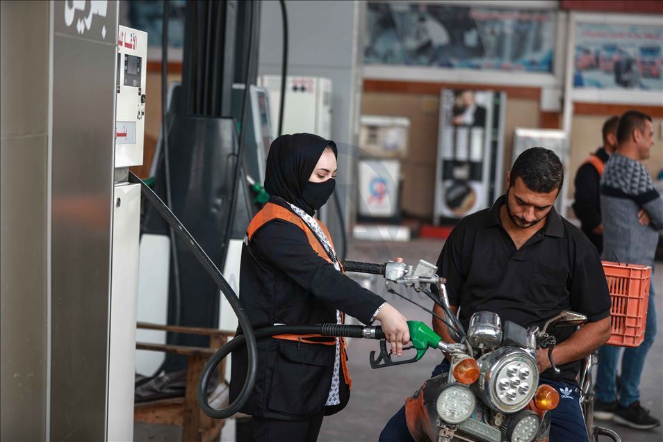 لكسر الصورة النمطية.."سلمى" تعمل بمحطة "وقود"