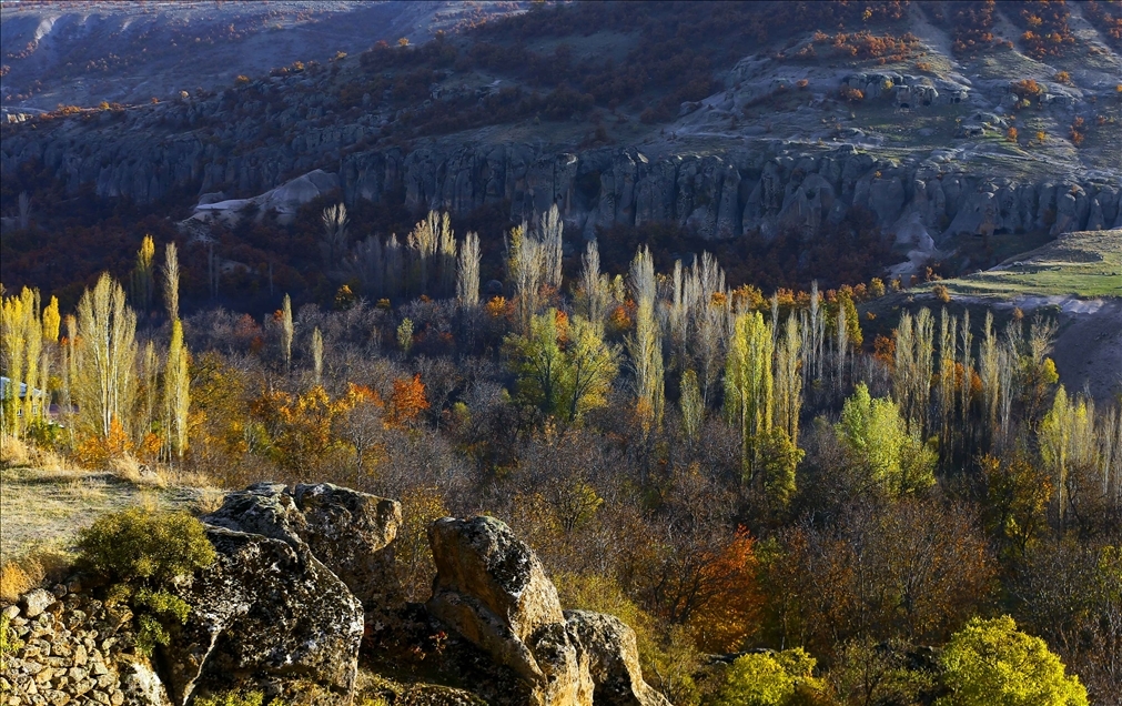 "وادي كيليسترا" بتركيا.. ألوان الخريف تجذب عشاق التصوير