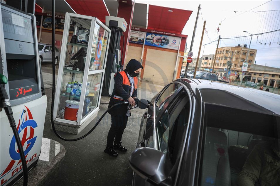 لكسر الصورة النمطية.."سلمى" تعمل بمحطة "وقود"