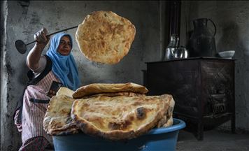 Jinên li Arpaçayê milê xwe dikin milê hev û ji hev ra nan li tendûrê dixin