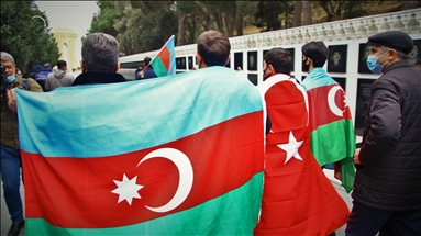 Azerbajxhanasit festojnë çlirimin e rajonit Kalbajar nga pushtimi armen
