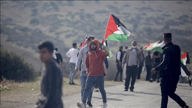 Ushtarët izraelitë përpiqen të marrin me forcë palestinezin e plagosur