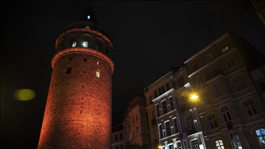 İstanbul'un kuleleri ve köprüleri turuncuya büründü