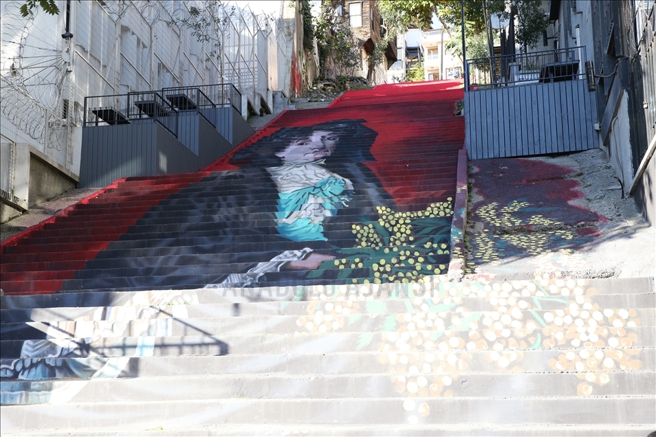 Beyoğlu'nda "Mimozalı Kadın" eserinin resmedildiği merdiven kullanıma açıldı