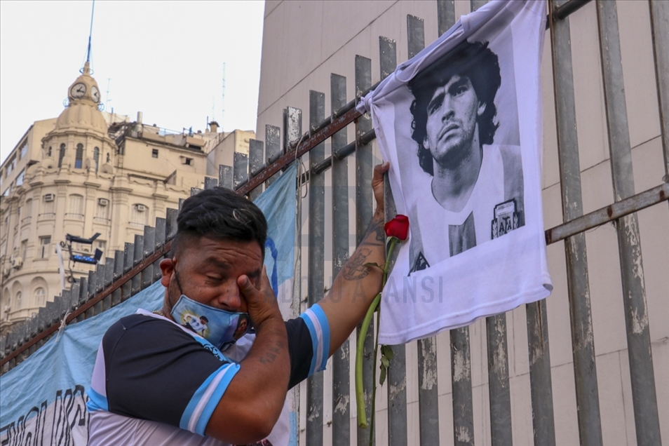 Populli argjentinas i pikëlluar dhe në zi nga vdekja e Maradonës