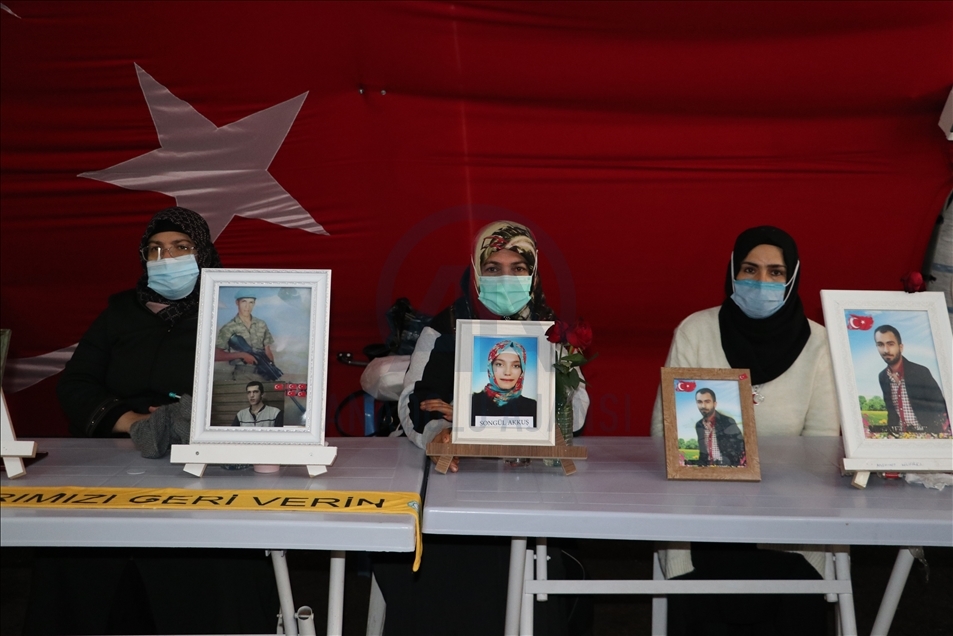 Dayikên Diyarbekirê ji bo ku bigihêjin zarokên xwe biryardar in ku nobetê bidomînin