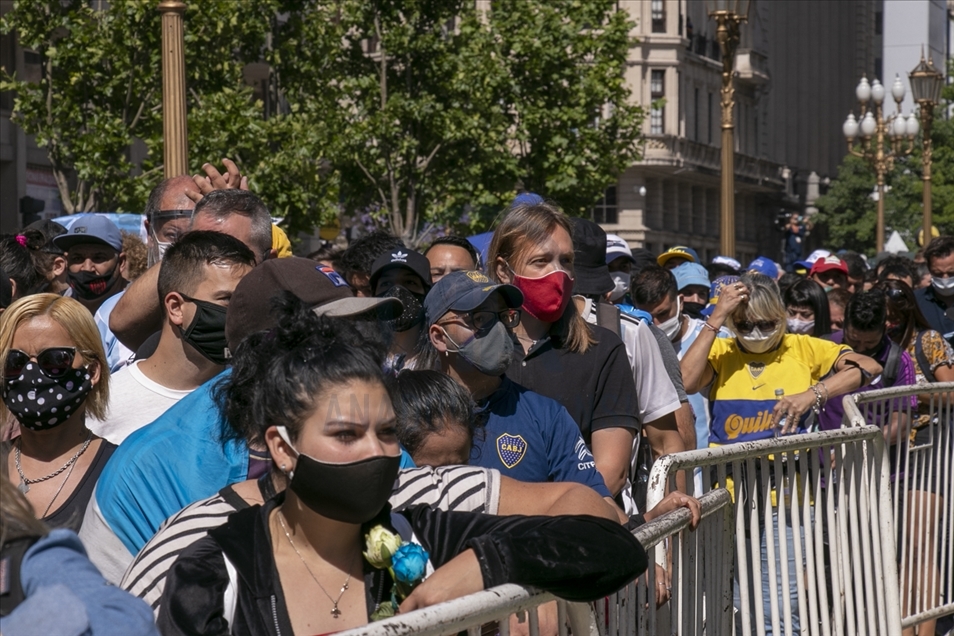 Arjantin Maradona'ya veda ediyor