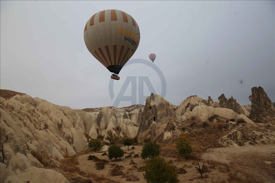 كبادوكيا.. إطلالة جويّة على مناظر الخريف عبر المناطيد
