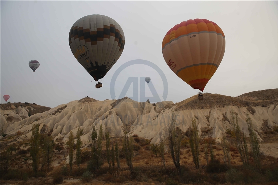 كبادوكيا.. إطلالة جويّة على مناظر الخريف عبر المناطيد