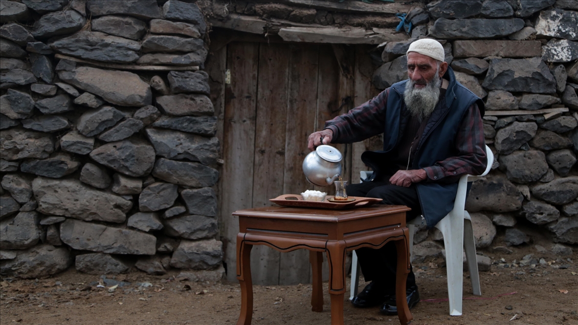 Asırlık çınar Bekir dede sağlığını doğal beslenmeye ve stressiz yaşama borçlu