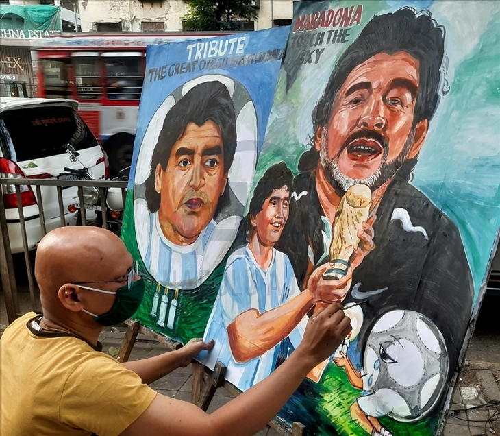 Un artista rinde homenaje a la leyenda del fútbol Maradona en Mumbai, India