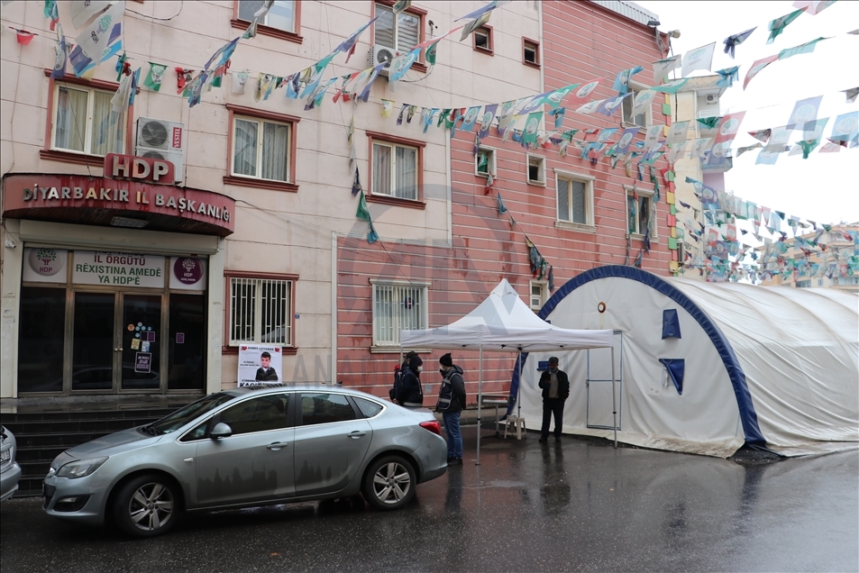 Dayikên Diyarbekirê ji bo ku bigihêjin zarokên xwe biryardar in ku nobetê bidomînin