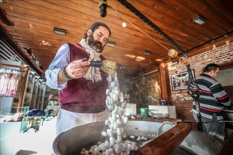 Ottoman fabrics come to life with "Jacquard Weaving Machine" in Bursa