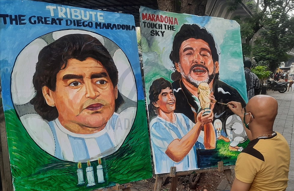 Un artista rinde homenaje a la leyenda del fútbol Maradona en Mumbai, India