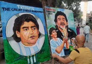 Un artista rinde homenaje a la leyenda del fútbol Maradona en Mumbai, India