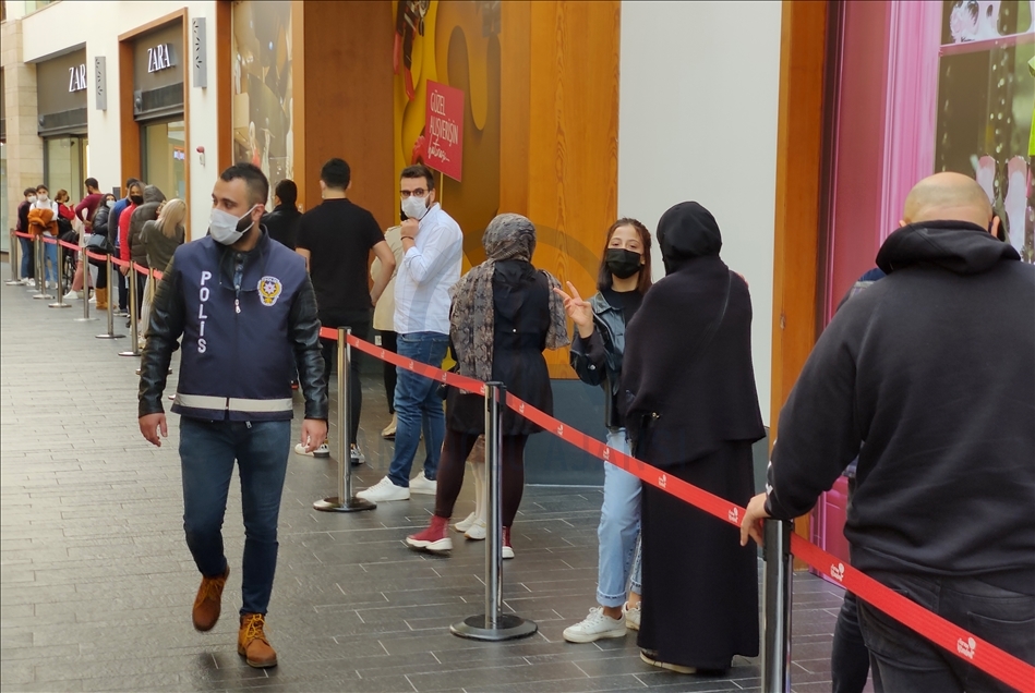 İstanbul'daki alışveriş merkezlerinde "Efsane Cuma" yoğunluğu yaşanıyor