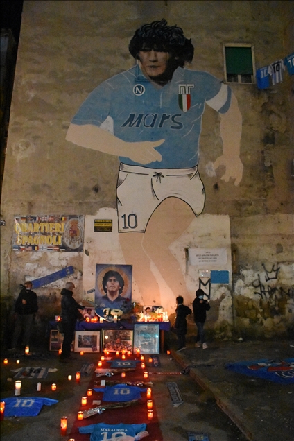 Napolililer Maradona için sokaklara döküldü