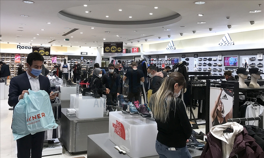 Ankara'daki alışveriş merkezlerinde "Efsane Cuma" yoğunluğu yaşanıyor