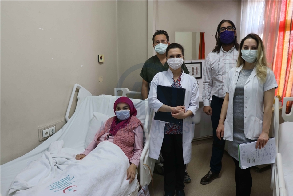 في ظاهرة نادرة.. إمرأة تركية برحمين تنجب توأما
