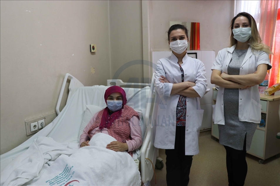 في ظاهرة نادرة.. إمرأة تركية برحمين تنجب توأما