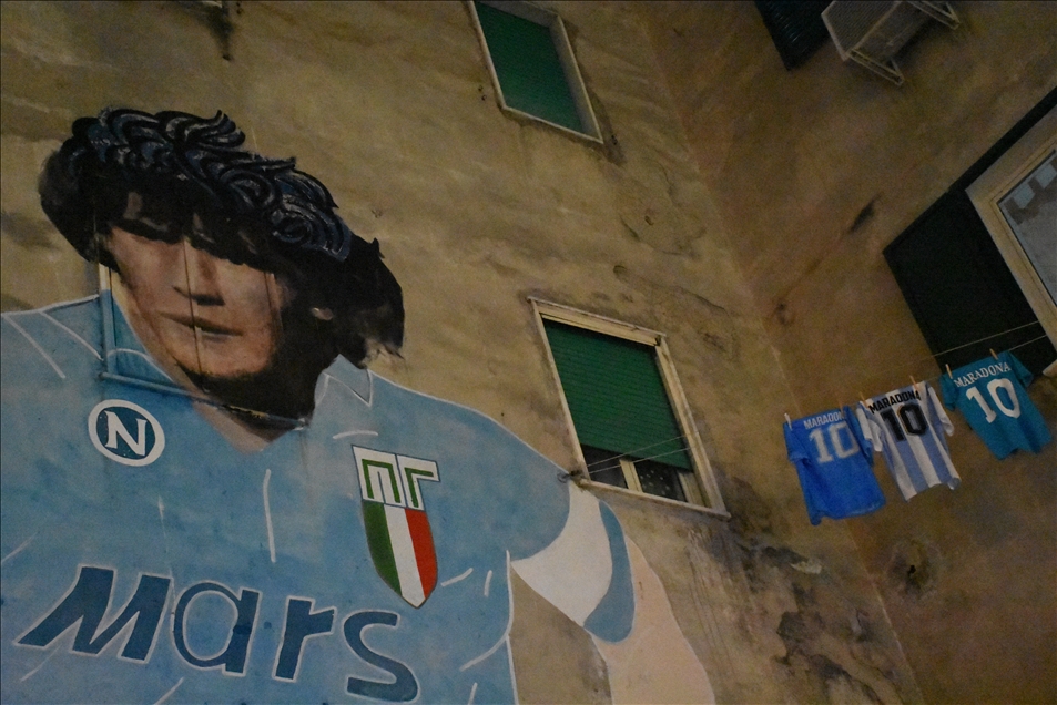 Napolililer Maradona için sokaklara döküldü