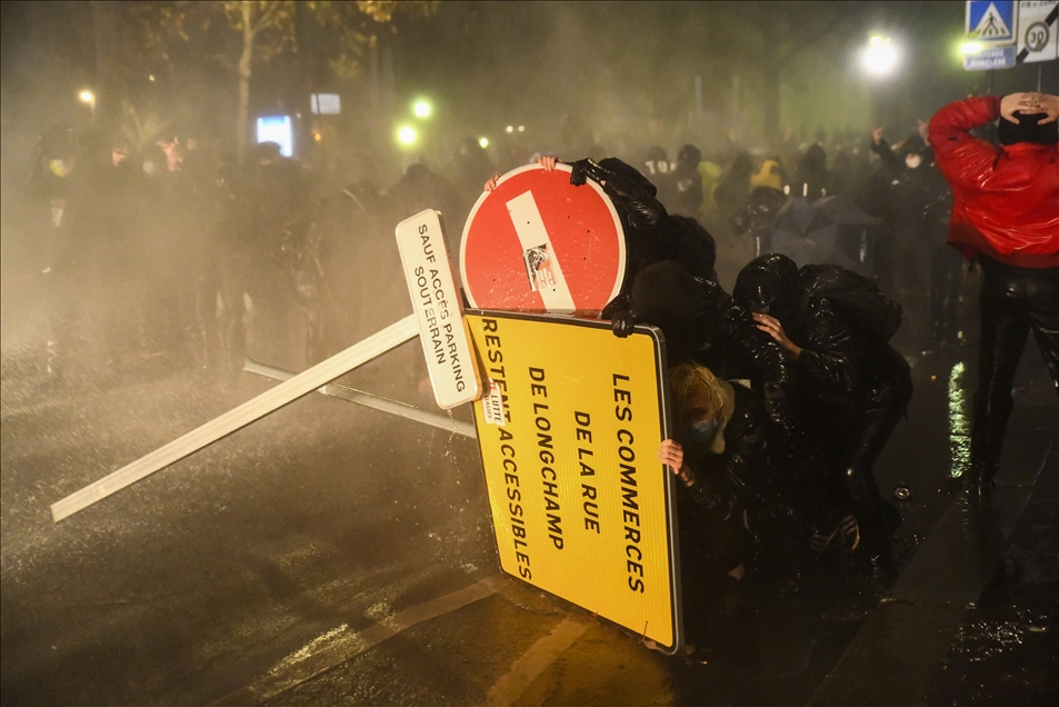 Fransa'da güvenlik yasa tasarısı karşıtlarının gösterilerinde olaylar çıktı