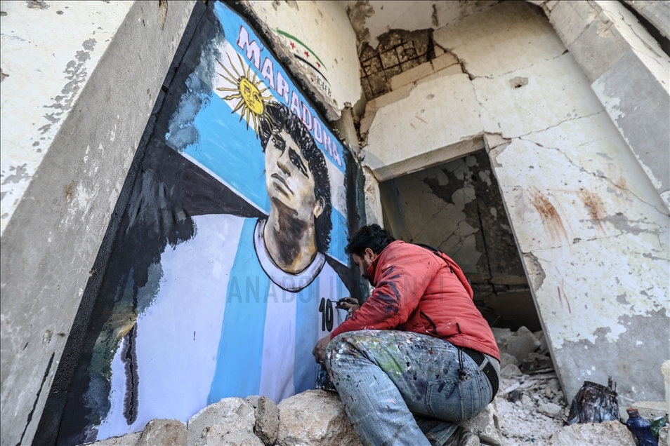 Maradona'nın resmi İdlib'de yıkılan bir evin duvarına çizildi