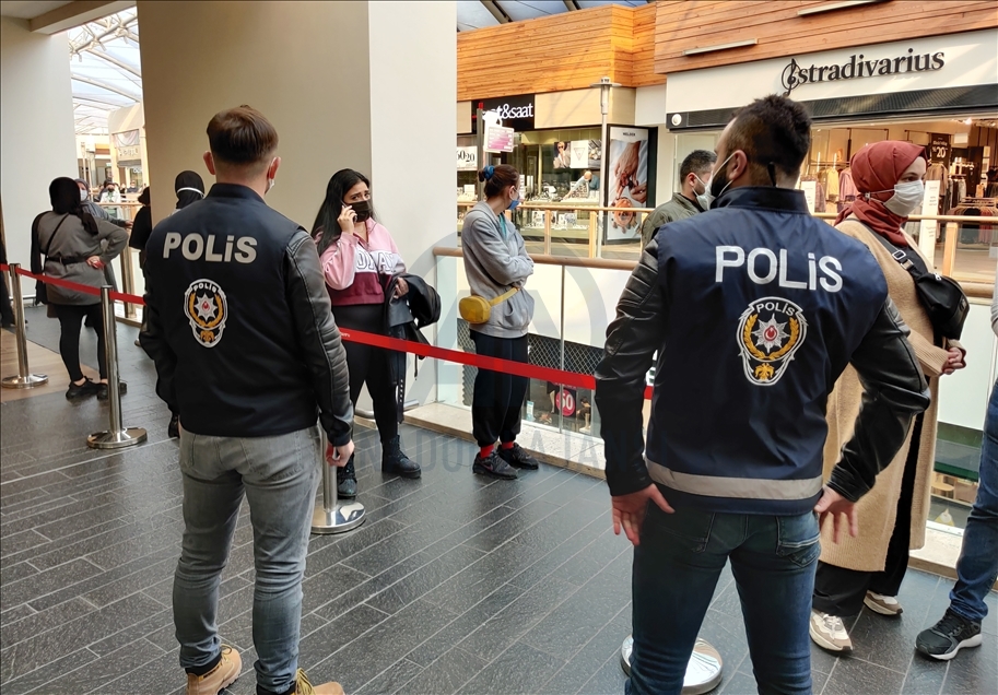 İstanbul'daki alışveriş merkezlerinde "Efsane Cuma" yoğunluğu yaşanıyor