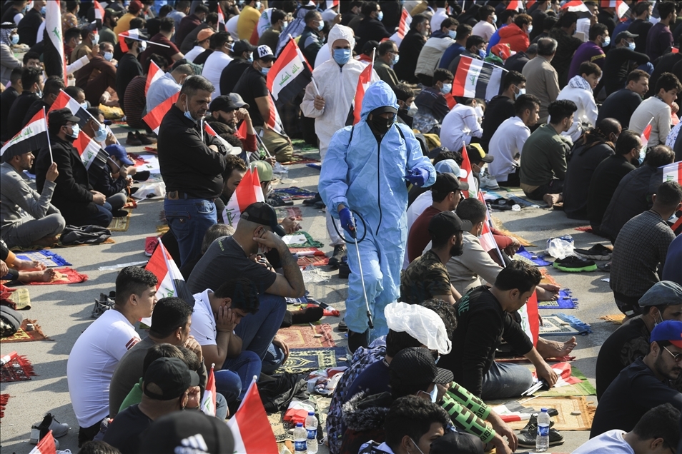 Sadr Hareketi mensupları Tahrir Meydanı'nda cuma namazı kıldı