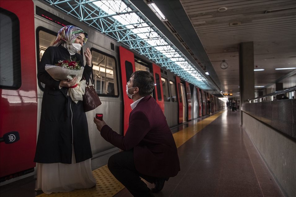 Engelli gençten metro istasyonunda engelli sevgilisine sürpriz evlilik teklifi
