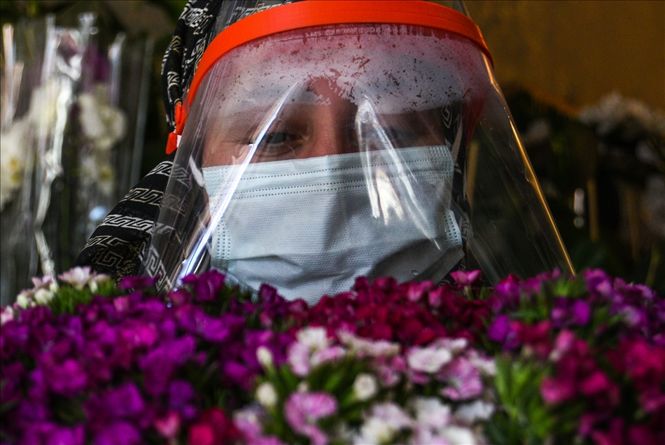 Kars'ta çiçekçiler Öğretmenler Günü için çiçekleri dezenfekte ediyor