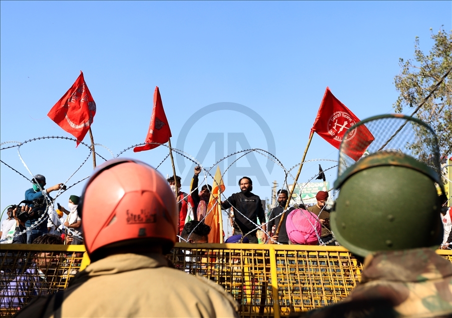 Yeni Delhi'de çiftçiler protesto düzenledi