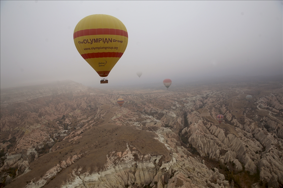 Kapadokya'da balonlar "sis denizi"nde uçtu