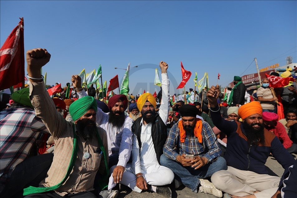 Yeni Delhi'de çiftçiler protesto düzenledi