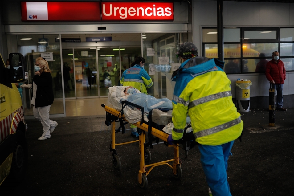 AA ekibi, Madrid'deki sağlık çalışanlarının Kovid-19'a karşı zorlu mücadelesine tanıklık etti
