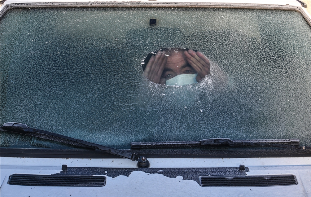 Doğu'da soğuk hava nedeniyle dereler ile araç ve evlerin camları buz tuttu