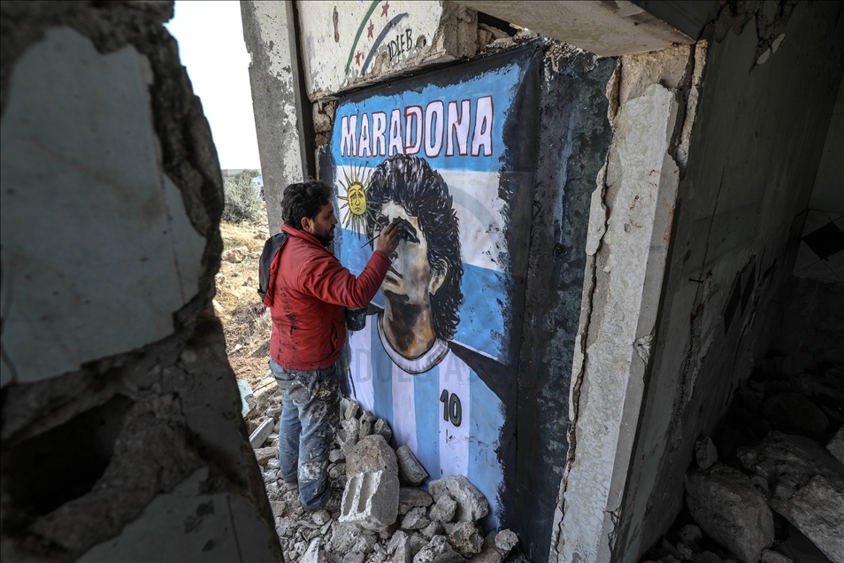 Maradona'nın resmi İdlib'de yıkılan bir evin duvarına çizildi