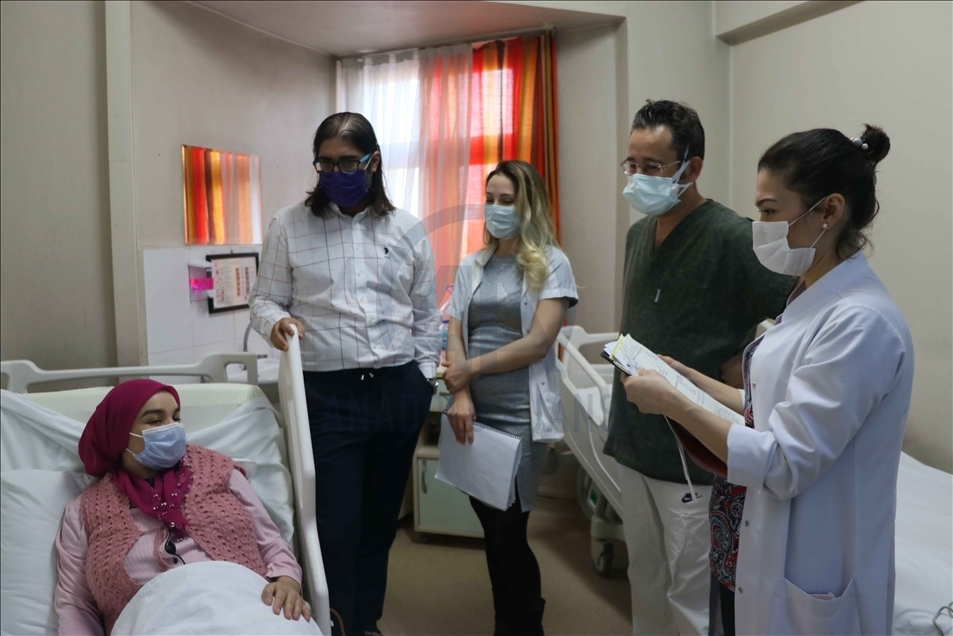 في ظاهرة نادرة.. إمرأة تركية برحمين تنجب توأما