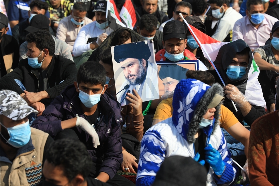 Sadr Hareketi mensupları Tahrir Meydanı'nda cuma namazı kıldı