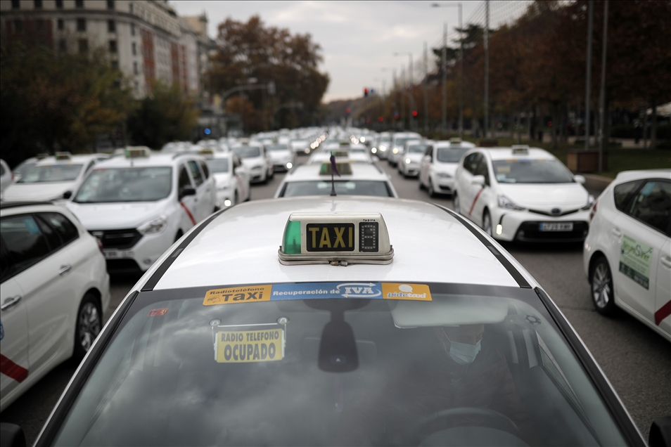 Madrid'de taksicilerden Kovid-19 önlemlerine karşı eylem