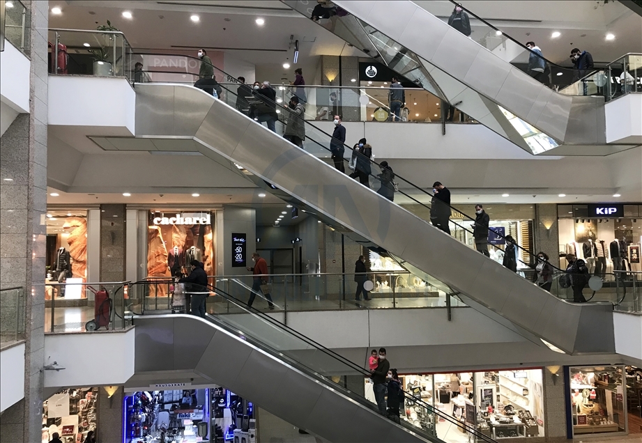 Ankara'daki alışveriş merkezlerinde "Efsane Cuma" yoğunluğu yaşanıyor
