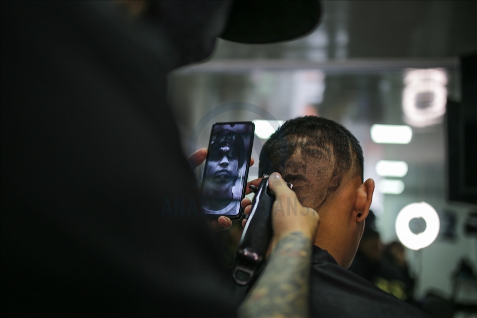 Hayranları Maradona'nın portresini kafalarına kazıttı