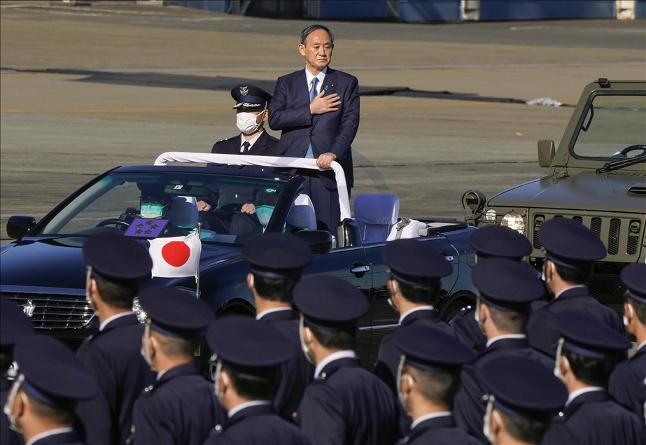 El primer ministro japonés Yoshihide Suga asiste a una revista militar