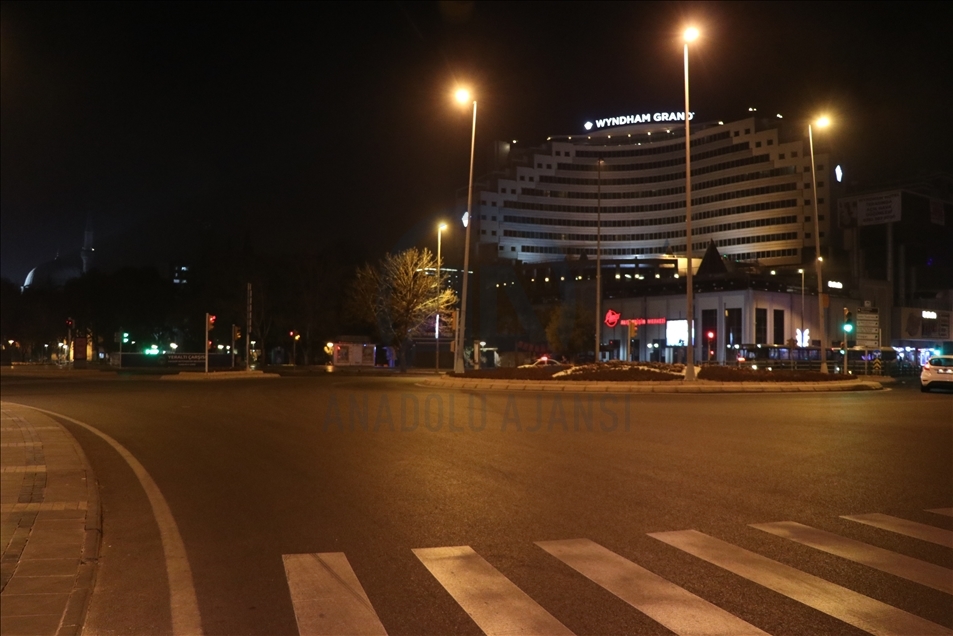 Kayseri'de sokağa çıkma kısıtlamasının ardından cadde ve sokaklar boş kaldı