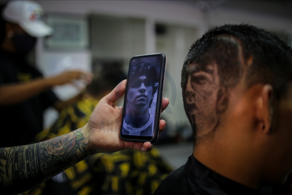 Hayranları Maradona'nın portresini kafalarına kazıttı