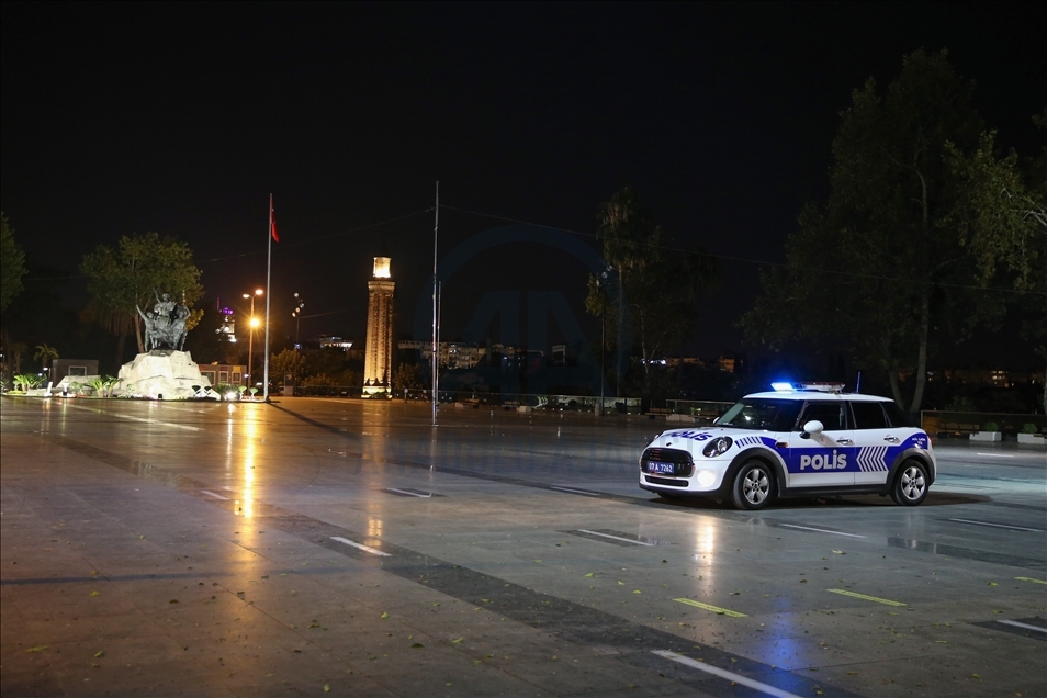 Antalya'da, Kovid-19 tedbirleri kapsamında sokağa çıkma kısıtlaması başladı