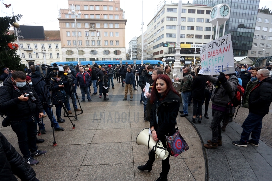 Zagreb: Stotinjak građana prosvjedovalo protiv epidemioloških mjera 